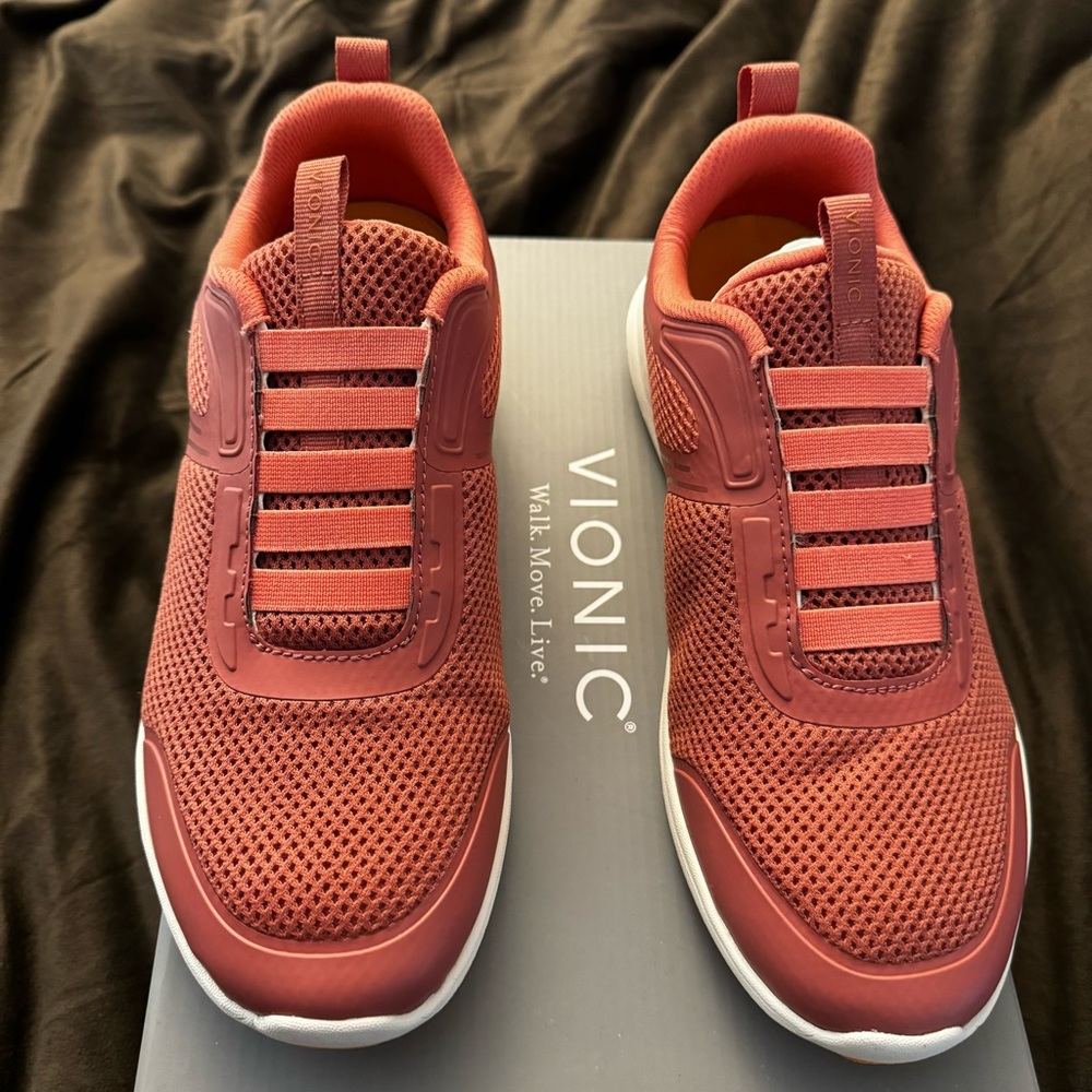 Vionic Women’s Reign walking shoes NWB